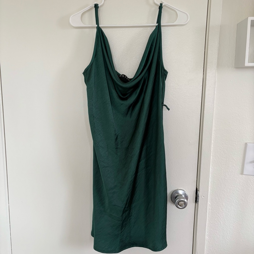 Paiva Dress In Satin Forest Green
